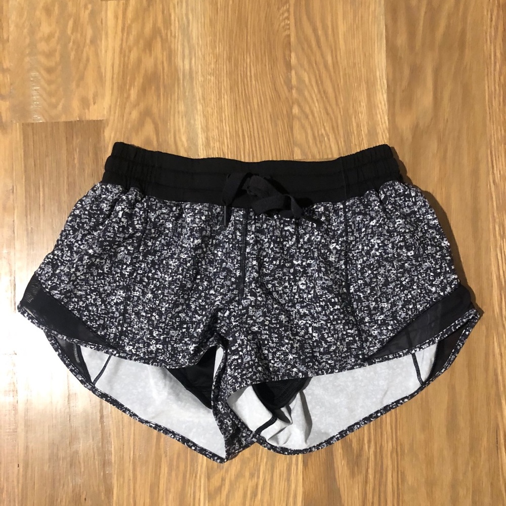 Lululemon Hotty Hot Short II 2.5”